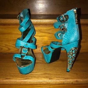 Women’s size 10 shoes and men’s size 10 shoes